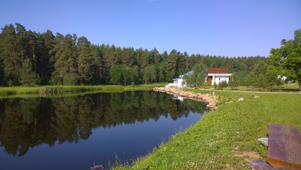 Fototapeta na wymiar house on the pond