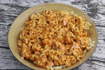 Pâtes, coquillettes au saumon