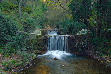 Pequeña cascada larga exposición