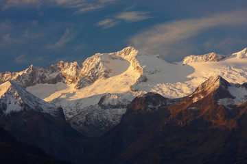 Vista del macizo de la Maladeta con el pico Aneto al amanecer