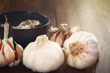 closeup of gardlic on wood table