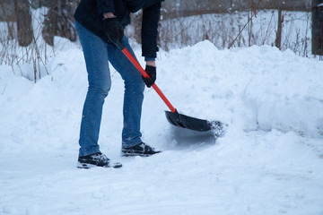 Naklejka premium man shoveling snow