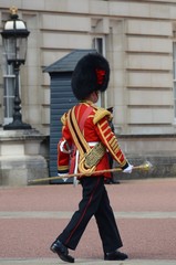 Guardia reale inglese in parata con alta uniforme