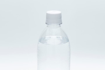 ペットボトルの水