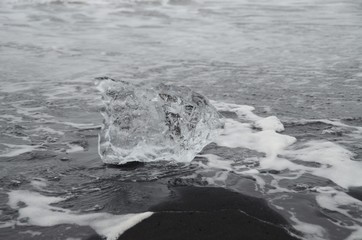 Diamante di ghiaccio su spiaggia nera islandese