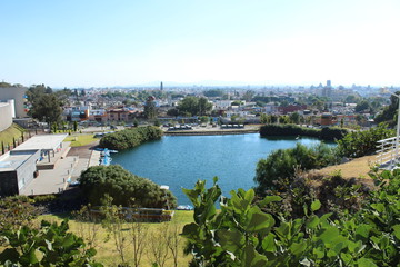 Fototapeta premium Laguna en la ciudad