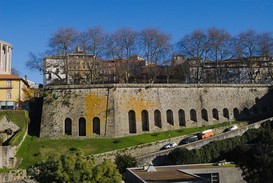 Cidade antiga em cima de um pared&atilde;o - constru&iacute;da num desnivel de um vale - Jardim das virtudes no Porto, Portugal