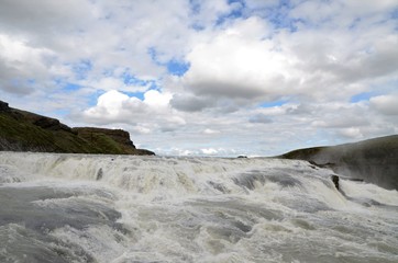 Cascata islandese la forza della natura