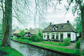 Le village des eaux de Giethoorn Pays-Bas, vieux village néerlandais de Giethoorn au printemps. village de conte de fées en Europe. Paix et nature