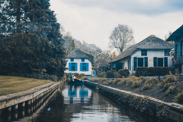 Vieux style de vue dans le village de l'eau de Giethoorn Pays-Bas, vieux village néerlandais de Giethoorn au printemps. Village de conte de fées en Europe. Paix et nature Vieux et ancien
