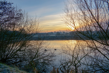 Wintermorgen in Oldenburg an der Hunte Fluss Sonnenaufgang