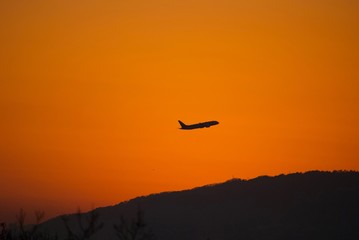 飛行機が飛び立つ夕暮れ