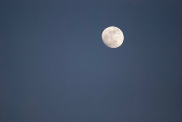 夕方に見えたやや満月
