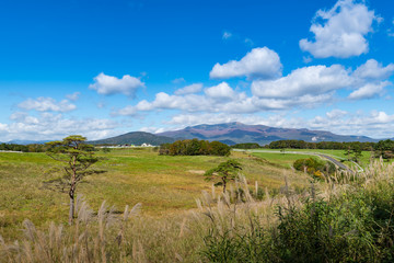 宮城栗駒高原の牧場と紅葉の栗駒山