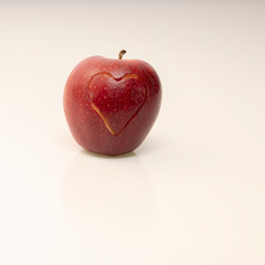 roter Apfel mit Herz