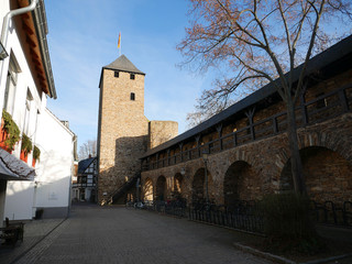 Fototapeta na wymiar Ahrtor mit historischer Stadtmauer in Ahrweiler