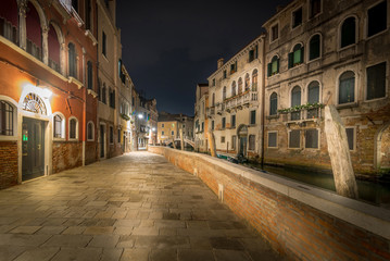 Fototapeta na wymiar street in Venice by night