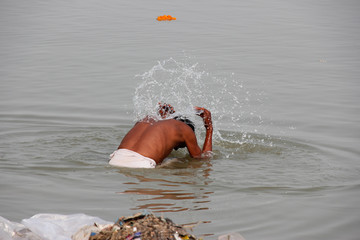 Man washing himself in Ganges / Varanasi