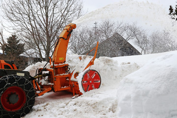 Schneeräumarbeiten mit einer großen Schneefräse im Winter