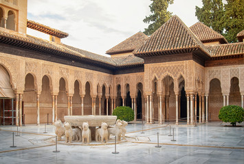 Lions court in the royal palace Nazaries in Alhambra, Granada, Andalucia, Spain - obrazy, fototapety, plakaty