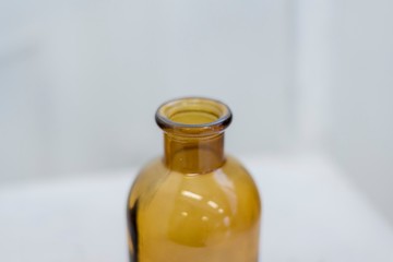 茶色いガラスのボトル