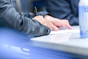 会議に出席している男性