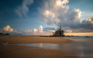 Obraz premium Standing rocks near the sea in long exposure shot.Motion blur