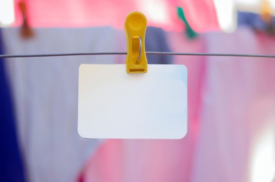 Tarjeta colgada en tendedero para escribir ideas o pensamientos