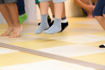 ダンスをする子供の足