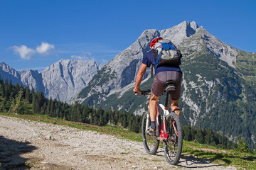 Fototapeta premium Mountainbiketour aufs Plumsjoch