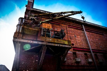 レンガの建物とクレーン