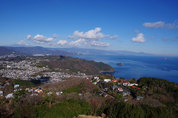 Fototapeta na wymiar 伊東小室山より伊東市街、相模湾、富士山を望む