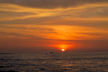 ハワイ島／日没とヨット