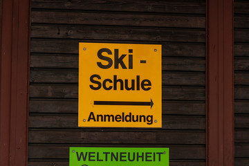 Schild von der Skischule