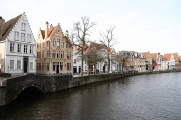 Fototapeta premium Calle sobre el canal de Brujas