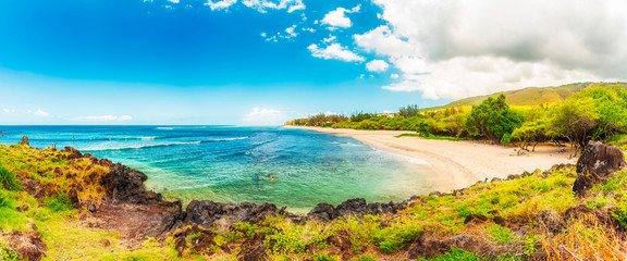 Belle plage de sable blanc avec une eau bleu turquoise  - Lieu touristique à La Saline - Île de La Réunion