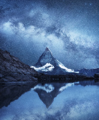 Matterhorn und Reflexion auf der Wasseroberfläche zur Nachtzeit. Milchstraße über Matterhorn, Schweiz. Wunderschöne Naturlandschaft in der Schweiz