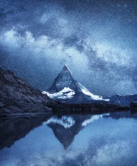 Foto op Plexiglas Blauw Matterhorn en reflectie op het wateroppervlak & 39 s nachts. Melkweg boven de Matterhorn, Zwitserland. Prachtig natuurlandschap in Zwitserland