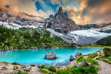 Fotobehang Geweldig alpine landschap met turquoise gletsjermeer, Sorapis, Dolomieten, Italië © janoka82
