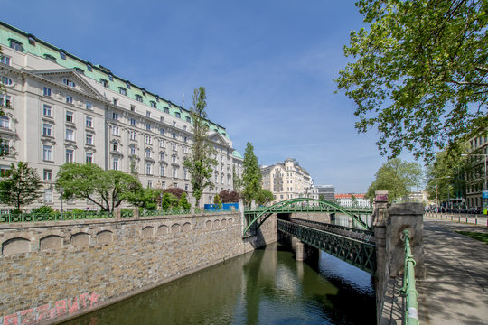Der Zollamtssteg ist eine Brücke für Fußgänger die den Wienfluss kurz vor seiner Mündung in den Donaukanal überquert und die Bezirke Landstraße und Innere Stadt verbindet.