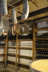 Vino e salami in cantina
