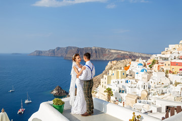 Fototapeta na wymiar Beautiful wedding couple e on Santorini
