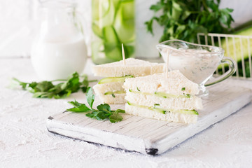 Obraz na płótnie Canvas Summer snack mini sandwiches with cucumber and yogurt sauce