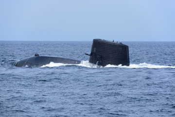 浮上中の潜水艦