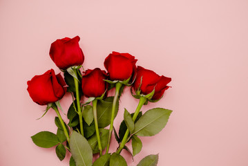 Obraz premium Red rose bouquet of flowers on a pink background . 8 march holiday concept. Concept. Top horizontal view.