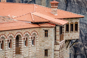 Obraz premium Kalambaka, Greece - June 10, 2018: A group of Orthodox monasteries Meteora, near the town of Kalambaka at the northwestern edge of the Plain of Thessaly.