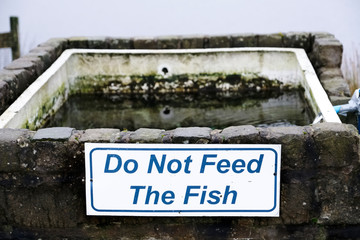 Do not feed fish sign