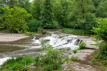 Obraz premium Das Chrysopas-Wehr in der Schwarza, Bad Blankenburg, Thüringen, Deutschland