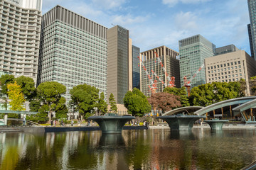 Fototapeta na wymiar 冬の東京大手町　高層ビル群と公園の池