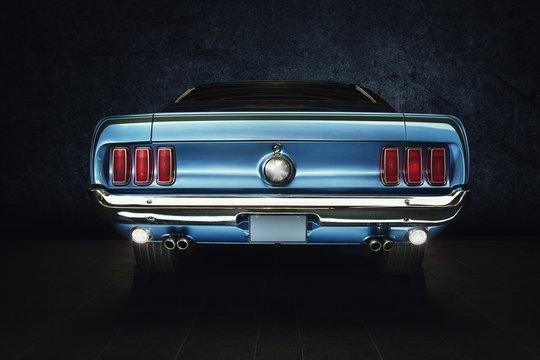 Mustang Ford Oldtimer - classic Car (blaues Auto mit Hintergrund schwarz) Studio